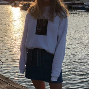 Cool tröja - Snygg och skön tröja, köparen står för frakten 🤍 Strl. XS men väldigt stor! Sitter som en oversized M