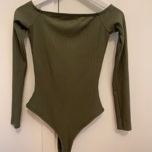 Långärmad body.  - Använd 2 ggr. Strl S. 