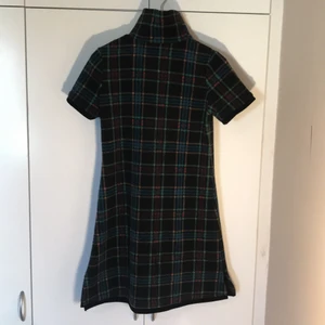 Shuang fleeceklänning - En jättemysig poloklänning i Fleece från märket Shuang. Passar XS/S, rak modell. Perfekt till vintern. Möts upp i stockholm eller så betalar köparen frakt! :) ✨✨ 