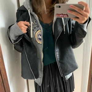 Cool kofta - Säljer denna lite större koftan💕 Passar as bra under olika jackor eller bara som den är. Passar storlekar från Xs-L beroende hur man vill att den ska sitta.Skriv ifall ni vill ha fler bilder!! Frakt tillkommer om den ska fraktas⭐️BUD 200kr