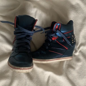 Skor med klack - Skor med klack i Metallic blå. Nästan oanvända. 