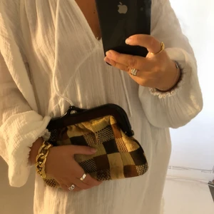 Clutch  - Rutig clutch. Mycket fint skick. Unik👛