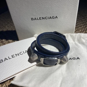 Balenciaga armband - Ett marinblått balenciaga armband med silvriga detaljer i superfint skick! Köpt på Nathalie Shuterman i Stockholm. Hör av er vid frågor eller fler bilder💙