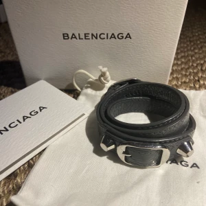 Balenciaga armband  - Säljer detta snygga mörkgråa armbandet från Balenciaga med silverdetaljer. Köpt på Harrods i balenciagas butik i London! Superfint skick! Box och dustbag ingår. Hör av er vid frågor. 