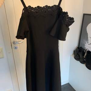 Superfin svart klänning som är öppen vid axlarna och har en väldigt bra kvalité! Säljs pga nästan aldrig använd. Köpt från ett shoppingcenter i Frankrike.