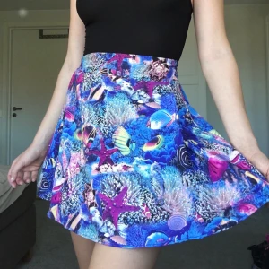 Kjol med havsmotiv  - 40 kr+ 22 kr frakt.