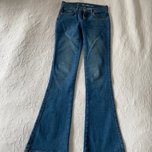 Bootcut-jeans  - Dessa bootcutbyxor måste nu tyvärr säljas då de är fel storlek för mig. Använda någon enstaka gång men fortfarande i nyskick. Väldigt smickrande passform. Köparen står för frakt alt. möts upp i Linköping. 