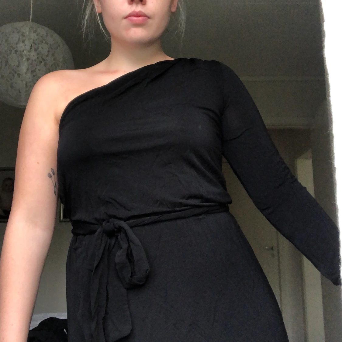 Svart offshoulder klänning - 90