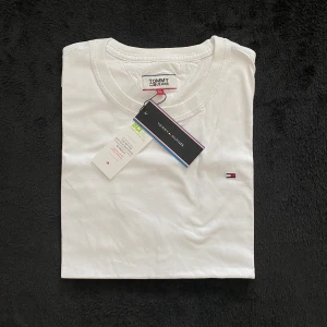 Ny T-shirt  - T-shirts 130:-/ st   Frakt:  1 vara 49:-  2 varor 55:- 3 eller fler 69:-