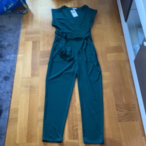 HELT NY! Byxdress strl. XL - Helt ny! Grön byxdress i strl. XL. Pris exkl. frakt, köparen står för frakten.