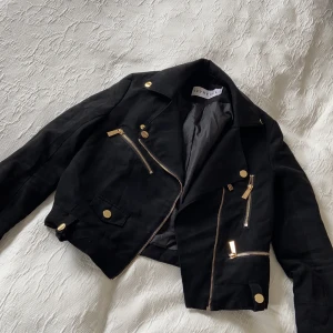 Mockajacka - ivyrevel  - Säljer nu min älskade mockajacka från IVYREVEL då den tyvärr inte passar längre. Jackan är använd men i mycket gott skick. Ett bälte tillkommer, bara inte med på bilden. Köparen står för frakt alt. möts upp i Linköping. 