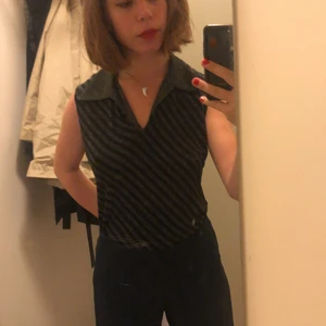 Linne med 70-talskänslan - Linne med glittermönster och världens härligaste krage. Oversized så att även om du e en L så lär den passa också