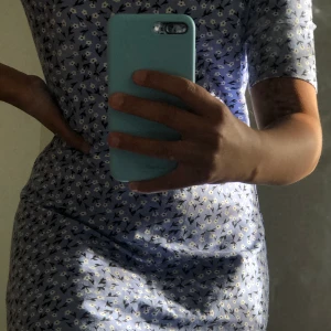 Blommig klänning - Säljer denna jätte söta blå blommiga klänning ifrån ellos, pris: 80kr + frakt ✨🦋💕 (skriv för fler bilder)