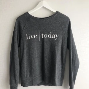 Tröja  - Mysig tröja eller sweatshirt som man också kan kalla det. 