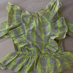 Söt blus  - Sjukt söt blus ifrån HM säljer endast pga för lite plats i garderoben! Köpt för cirka en månadsen