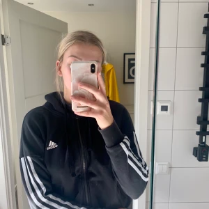 Luvtröja med dragkedja från adidas  - Svart luvtröja med dragkedja från adidas🖤