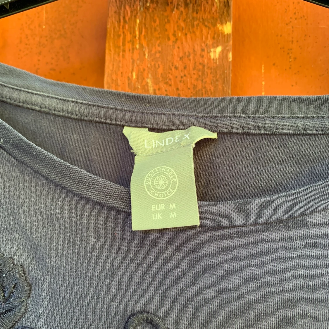 Marinblå T-shirt från Lindex i storlek M - 91