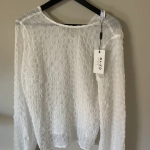 Blus från NAKD  - Jättefin blus från NAKD. Genomskinligt material. Helt ny och lappen är kvar, säljer pågrund av att det inte är min stil. 