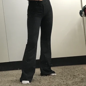 Kostymbyxor bootcut - Intressekoll på dessa utsvängda kostymbyxor från zara använd ett fåtal gånger, som nya! Mörkgrå färg, strl 34 men sitter som en 36 skulle jag säga. Säljer vid bra bud. Bud nu: :300