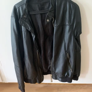 Skinjacka - Snygg skön samt rymlig svart skinnjacka.