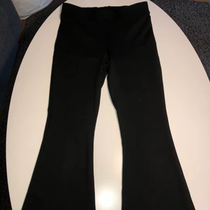 Bootcutbyxor-tights från GinaTricot - Detta är ett par jättefina svarta bootcutbyxor som tyvärr har blivit för korta! Dessa är helt utan märken och i superbra skick💫 Kontakta gärna om vid intresse eller frågor💕 Startpris: 120 kr