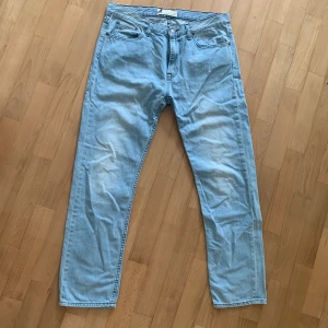 Jeans - Snygga ljusblå herrjeans som är sparsamt använda.