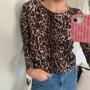 Ribbab leopardmönstrad tröja - En superfin ribbad leopardmönstrad tröja från Gina i ett tunt & härligt material! Använd 2 gånger! Köparen står för frakten (: