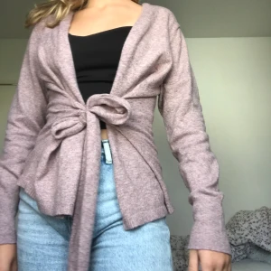 Lila/grå kofta - En kofta som är lite mauve i färgen med knytsnöre (som inte går att ta bort). 
