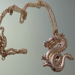 Drakhalsband i guld - Fin halsband med en guldig drake, frakt 11 kr!💛