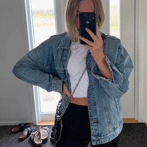 OVERSIZE jeansjacka, strl M - En jeansjacka från Mango i oversize-modell🤍 Den är i storlek M men sitter bra på mig som har storlek S. Den är använd ca 2 gånger så den är ju som ny. Köparen står för frakten🤍