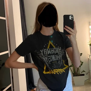 T-shirt från Gina  - Säljer denna t-shirt då den inte kommer till användning längre! (Priset är inklusive frakt)🤍