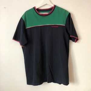 Supreme T-shirt strl L - En favorit från Supreme. Köpt i butiken i NY. Sparsamt använd. Mycket gott skick.