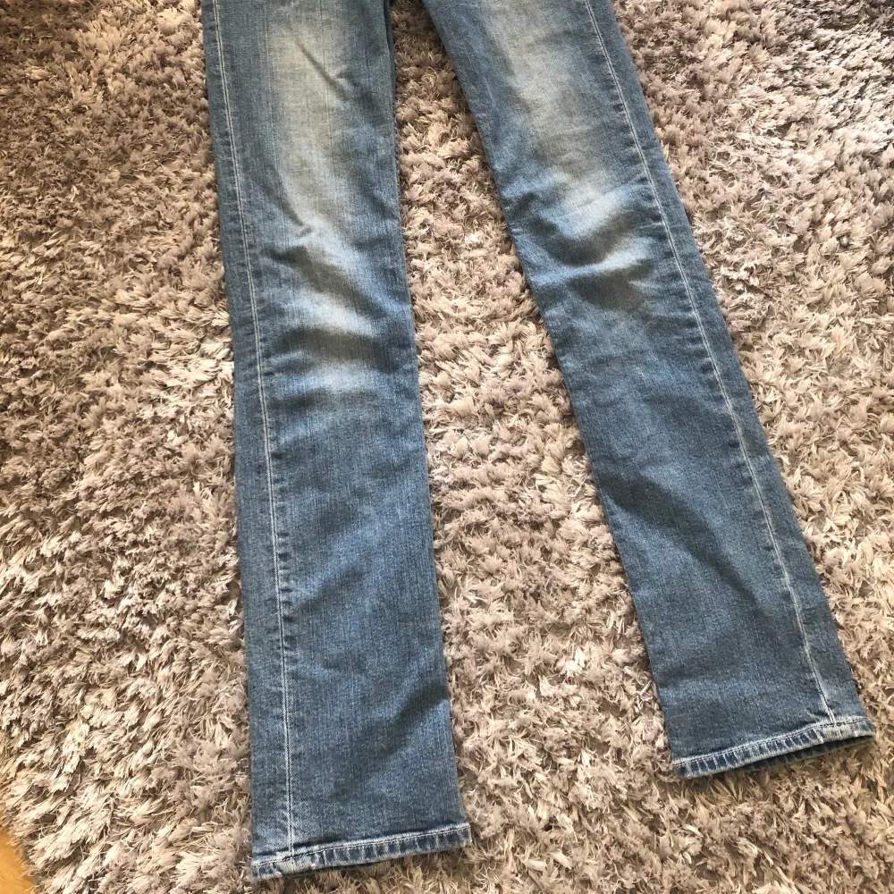 Säljer mina urvuxna Acne jeans. Passformen är straight och storleken är 28 / 32 men jag skulle vilja säga att det snarare är 26. Jeansen är i superfint skick. Skickar gärna fler bilder om så önskas. Originalpris är 2.300 kr. Jag säljer mina för 550 kr. . Jeans & Byxor.