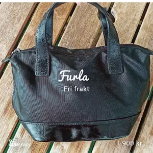 Furla svart väska! Serienummer: 258511