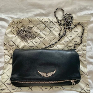 Säljer min Zadig väska❤️ - Säljer min snygga Zadig väska som används väl men den är i väldigt bra skick, vingarna har blivit lite rostiga men det syns nästan inte alls om man inte tittar väldigt noga, men där av det låga priset. Kan frakta med spårbar eller mötas (frakt är inkl i priset)