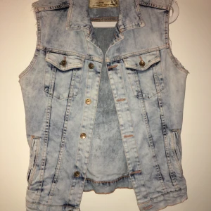Jeansväst - Zara - ⚪️Använts ett fåtal gånger  ⚪️Väldigt gott skick