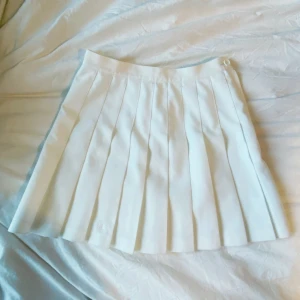 🎾 FRED PERRY TENNISKJOL VINTAGE 🎾 - vintage, överlag fint skick men har 2 små fläckar på baksidan, går nog bort om man vill men har ej testat då jag inte använt den! 