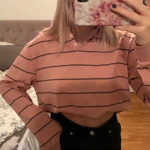 Piké  - En jätteskön långärmad piké i smutsrosa från chiquelle. Den är lite oversize med långa ärmar. Aldrig använd, Frakt tillkommer! 🚚 