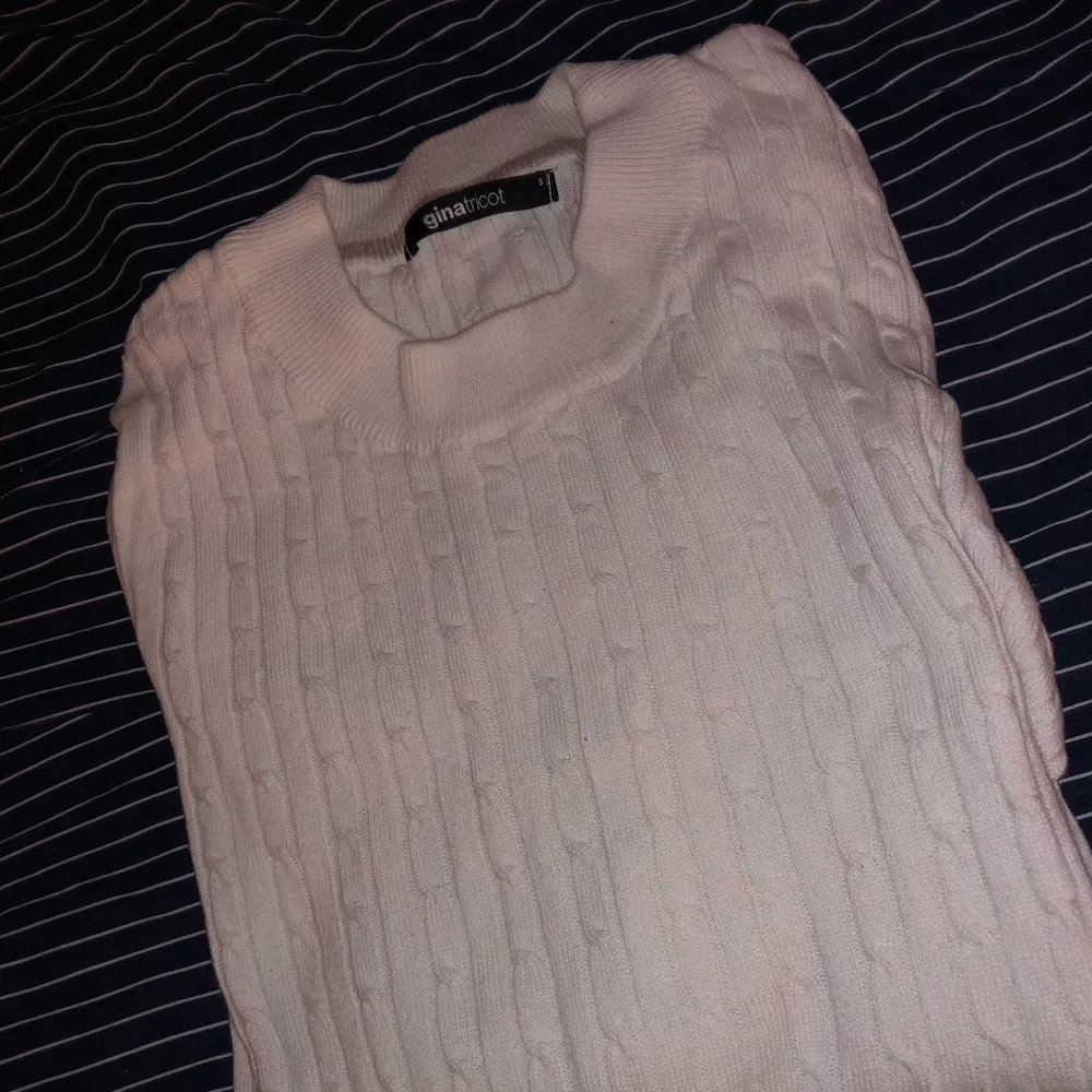 En vit stickad tröja från ginatricot. Är i bra skick då den endast har blivit buren 3 gånger. Frakten ingår inte i priset!. Skjortor.