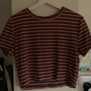Randig croptop från Urban Outfitters! - Superfin croptop från Urban Outfitters 💞 Aldrig använd, frakten ingår i priset 💖