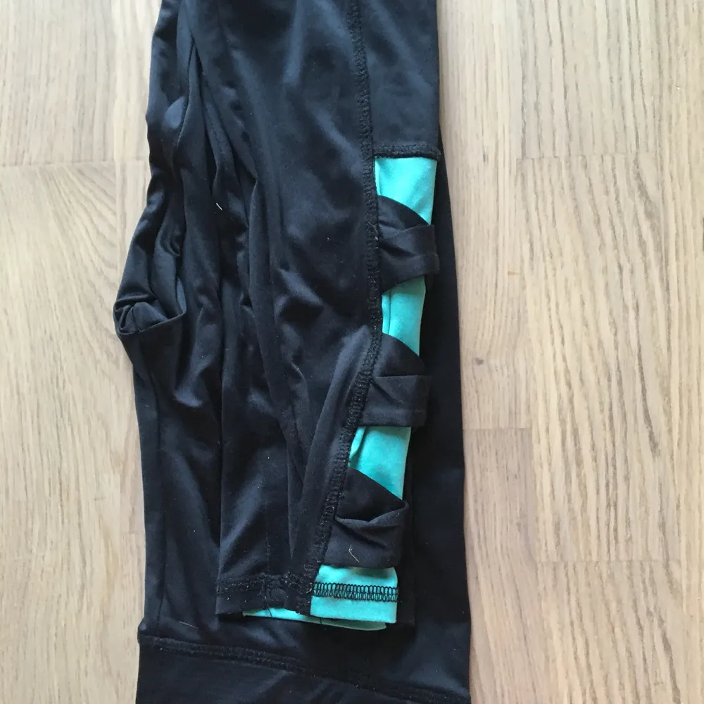 Svarta träningthights med fina detaljer i benen        Från Lindex, Bra skick . Jeans & Byxor.