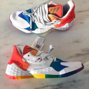 Adidas Vol. 4 Pride shoes- Basketball - Adidas Vol. 4 Pride shoes- vita basketskor. Säljs pågrund av fel storlek. Aldrig använda, prislappen är till och med kvar. 😀