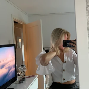 NAKD skjorta  - Såå gullig skjorta/topp från NAKD med fina knappar i mitten, aldrig använd endast provad. Storlek 34, 60 kr☺️