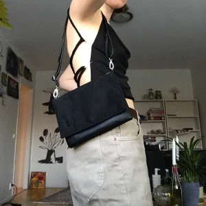 Svart väska - Svart väska med två stora fickor 