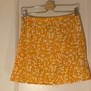 liten kjol - jättebilligt material men helt oanvänd, liten slits på sidan