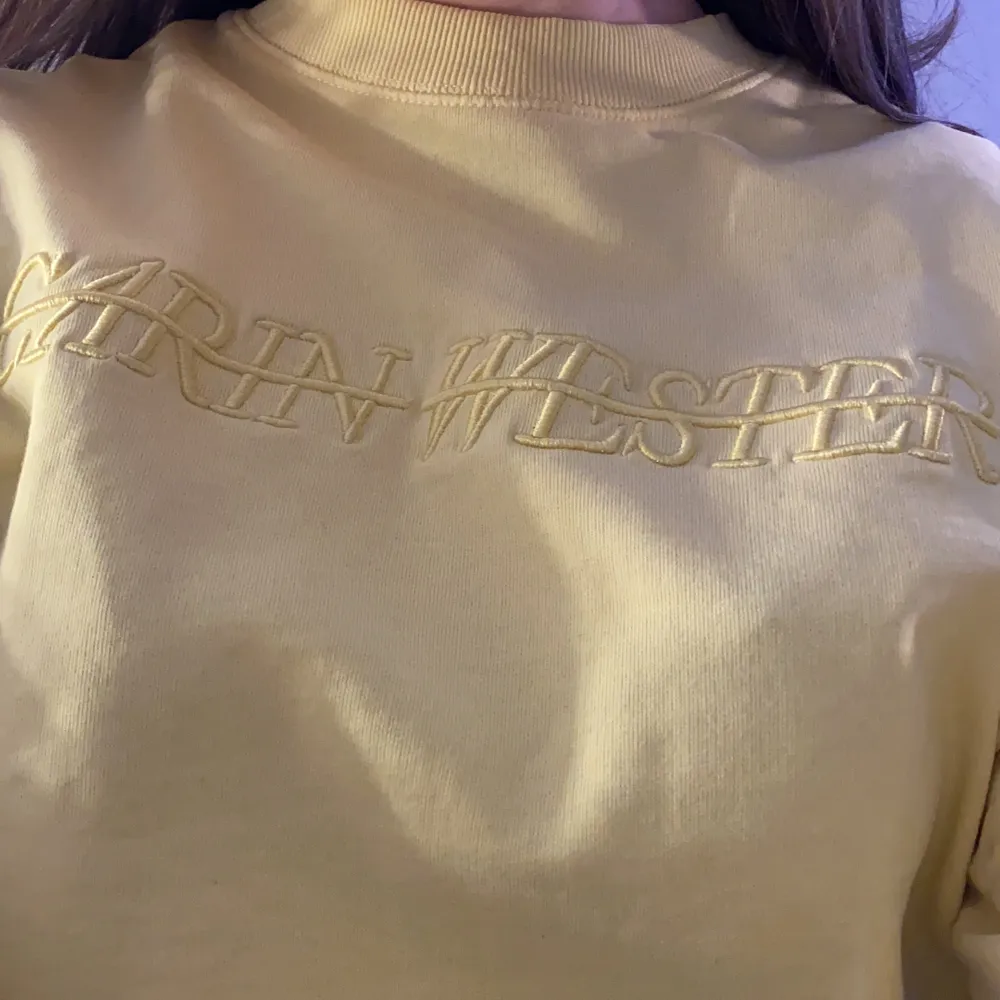 Carin Wester sweatshirt i storlek S. Kommer inte till användning så mycket som jag hade velat så säljer den nu för 200kr🤪 köparen står för frakten❣️. Tröjor & Koftor.