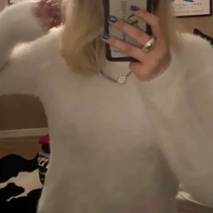 Mjuk tröja hm  - Så fin och mjuk tröja ifrån hm!                                                  Kommer tyvär inte till användning🤍.                                      99kr + frakt