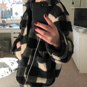 Jacka - Kollar om de finns intresse för denna jacka. Nyskick utan defekter och väldigt varmt o skön