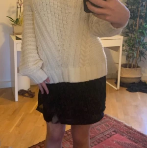 Finaste stickade offshoulder tröjan. Mycket bra skick!  - Frakt ingår i priset 