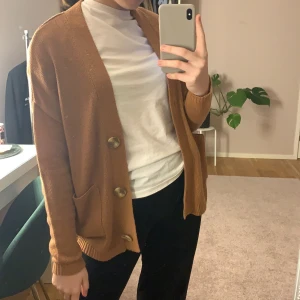 Stickad kofta  - Superskönt stickad kofta i en korallrosa färg och i storlek 36! Pris 50 kr + frakt💓💓